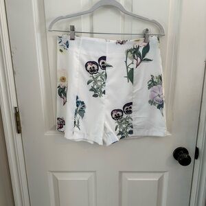 White Shorts with Relaxed Fit and Lightweight Fabric